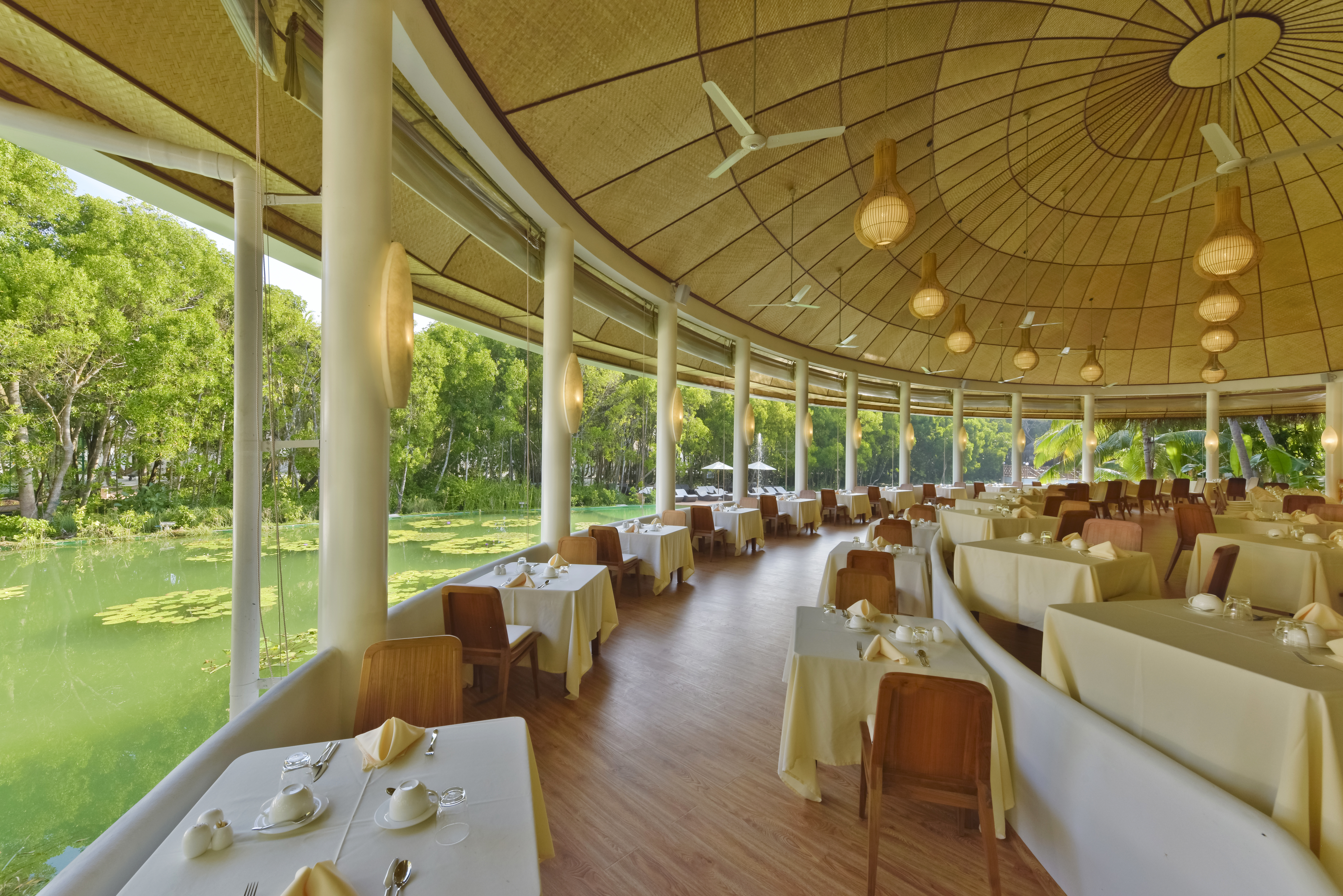 Dreamland_maldives_Lake_View_Restaurant_1