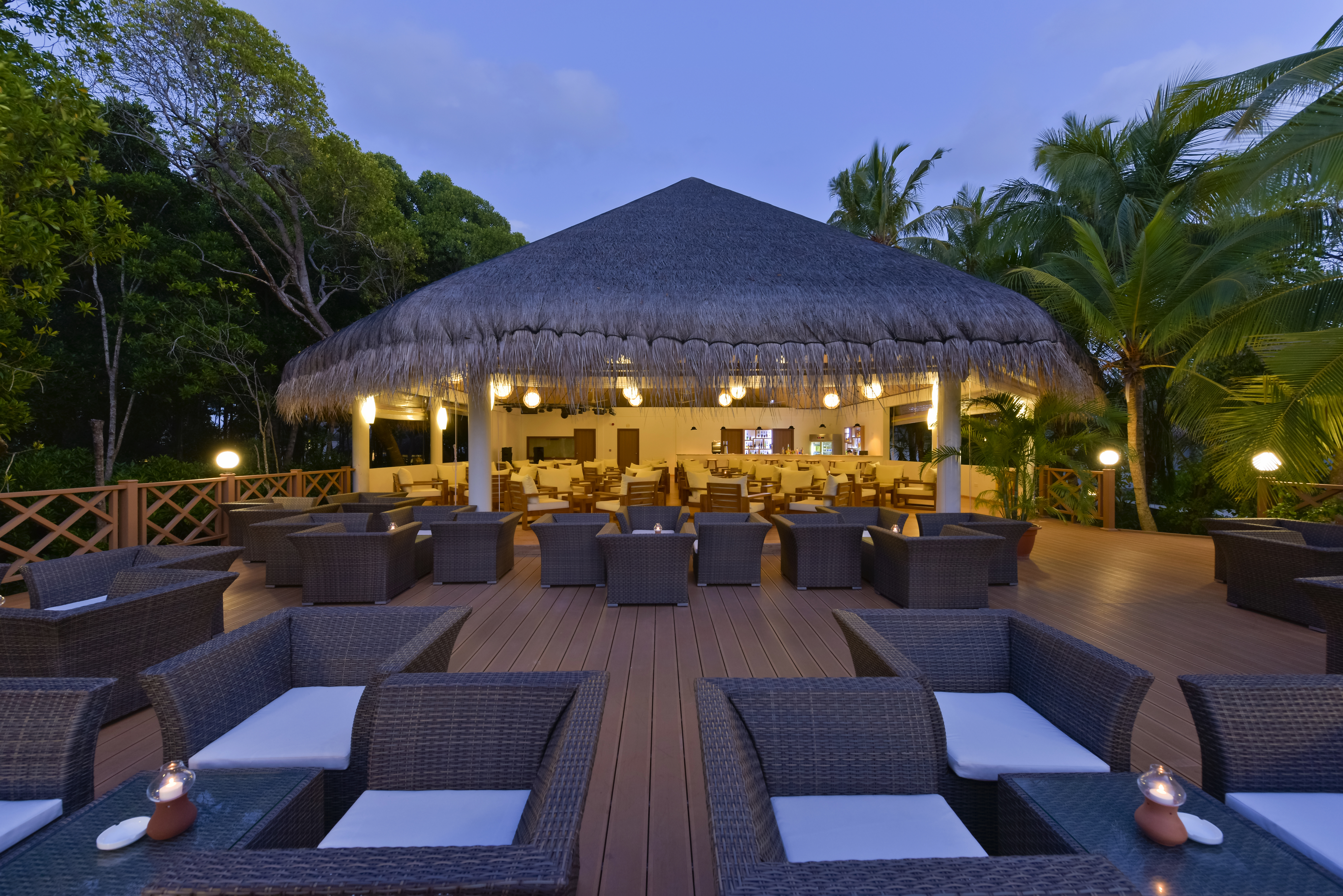 Dreamland_maldives_Lake_View_Bar_1