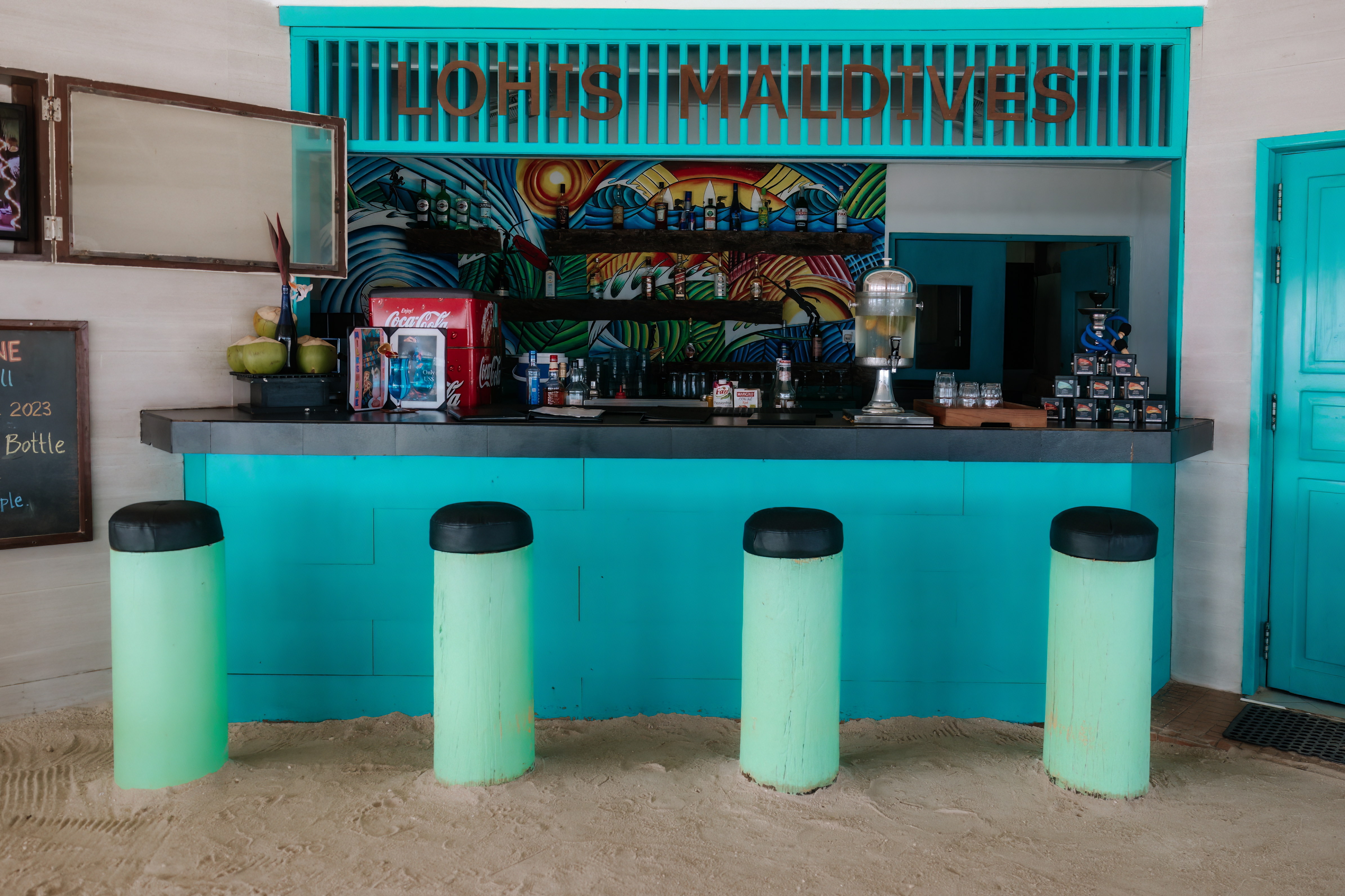 Adaaran_Hudhuranfushi_Lohis_Wave_Bar_1