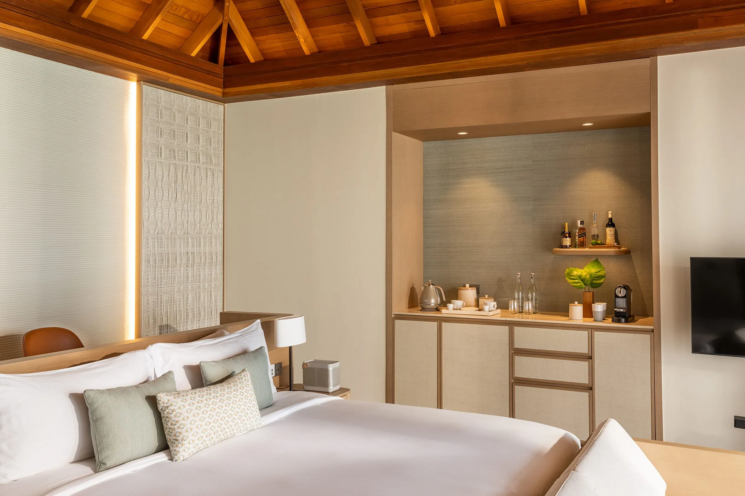 Huvafen-Fushi-Maldives-Lagoon-Bungalow-with-Pool-2