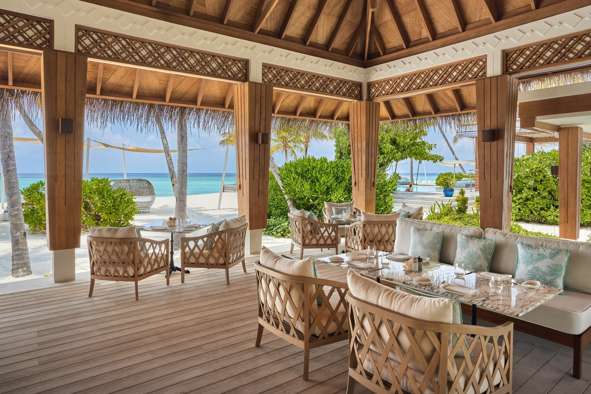 Jumeirah-Olhahali-Island-Shimmers-2